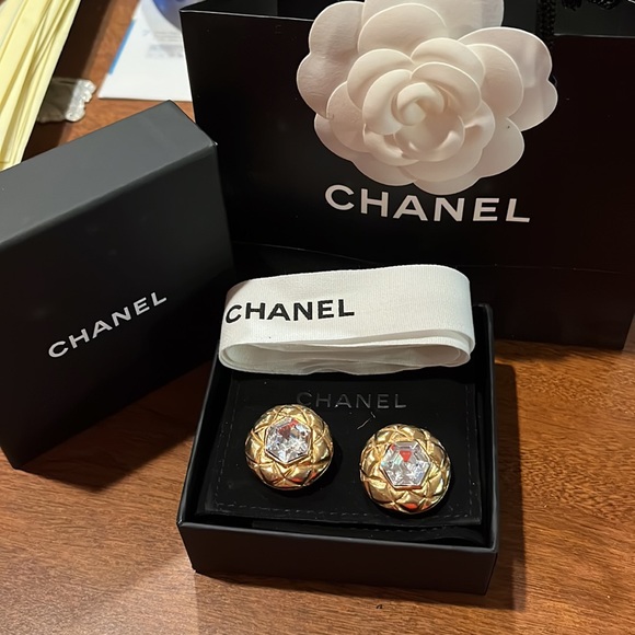 Stunning authentic vintage Chanel faceted crystal & gold clip on earrings & box - Picture 16 of 17